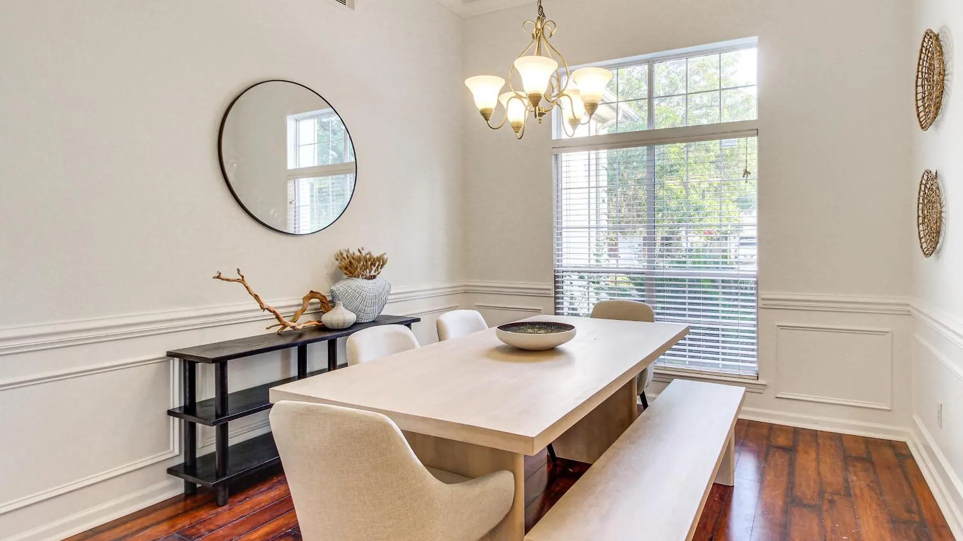 Pet-Friendly Savannah Home With Cozy Fireplace!
